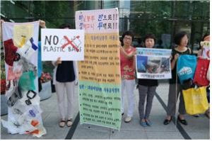 Zero waste campaigners in South Korea raise awareness about disposable plastics.